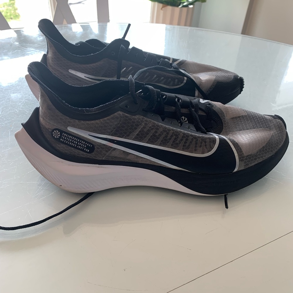 Nike Zoom Gravity running sneakers. Size 9.5